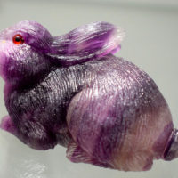 Rzeźba królika z fluorytu