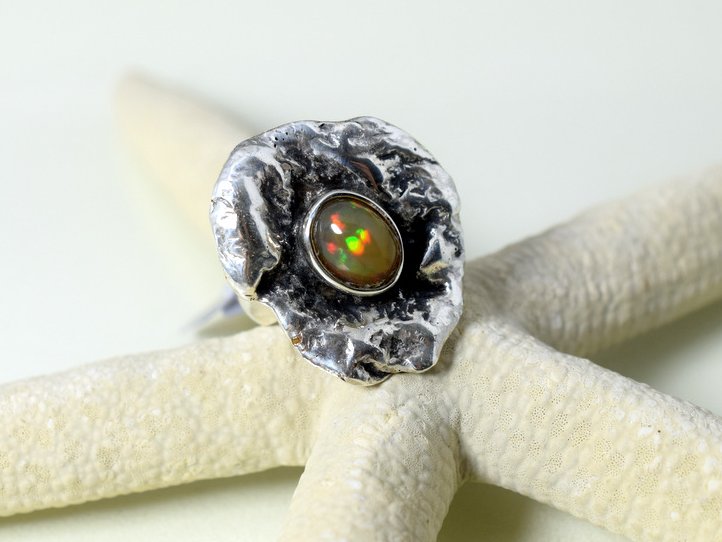 Artystyczny pierścionek srebrny z opalem szlachetnym z Etiopii